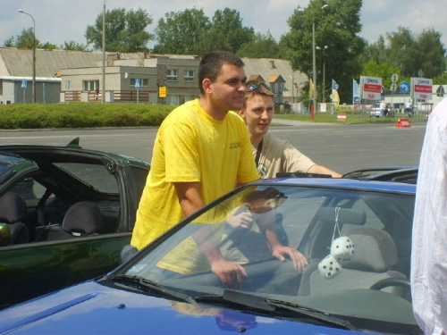 w żółtej koszulce Kwi@t za nim Senior