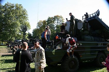 Młodzież już oblega zestawy rakietowe. #Militaria #Imprezy #Plenerowe