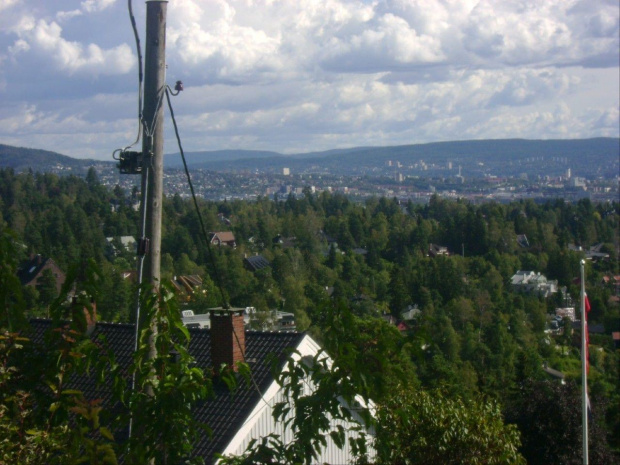 Oslo, ten biały punkt na 1 od słupa, to Oslo Katedra w remoncie i spowita folią.